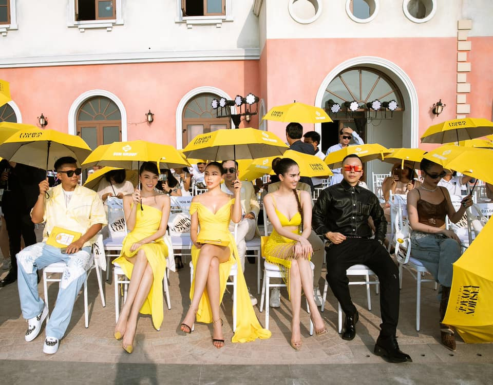  Ngọc Trinh và ông bầu Khắc Tiệp "dính nhau như sam" tại sự kiện.