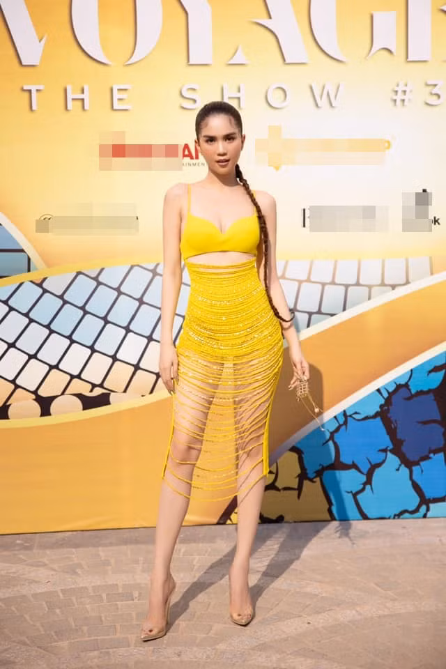 Trong chiếc đầm vàng xuyên thấu nội y, Ngọc Trinh để lộ nhiều phần "hiểm hóc".