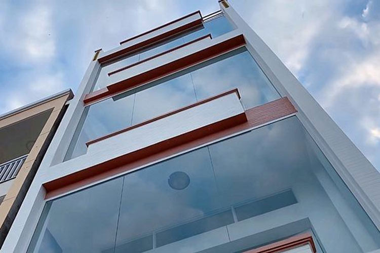 Sau này, khi đi hát có tiền, việc đầu tiên Thủy Tiên làm là mua tặng mẹ một căn nhà (ảnh). Căn nhà Thủy Tiên tặng mẹ mặt tiền nhìn ra chợ Vĩnh Bảo (Rạch Giá, Kiên Giang), cao 4 tầng, diện tích 200m2.