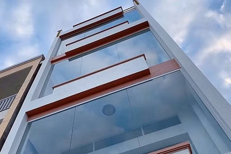 Sau này, khi đi hát có tiền, việc đầu tiên Thủy Tiên làm là mua tặng mẹ một căn nhà (ảnh). Căn nhà Thủy Tiên tặng mẹ mặt tiền nhìn ra chợ Vĩnh Bảo (Rạch Giá, Kiên Giang), cao 4 tầng, diện tích 200m2.