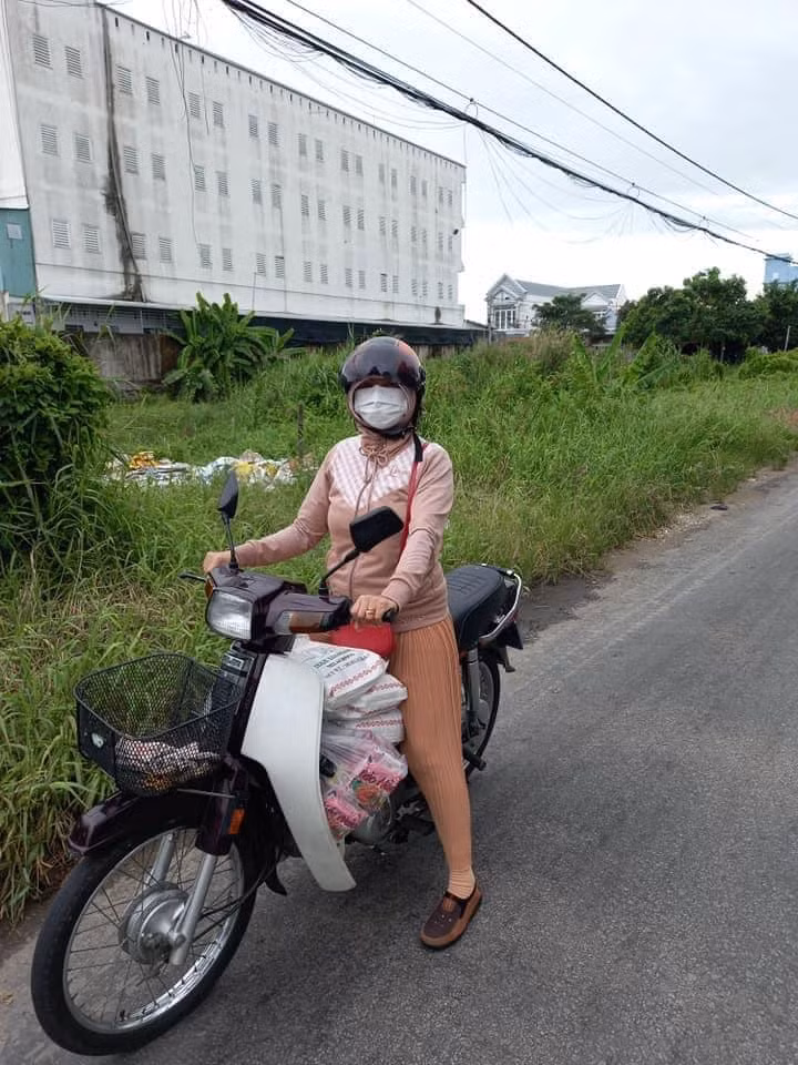 “Xưa xe này mẹ em chở cả trăm kg gạo 1 lần, giờ lớn rồi yếu hơn nên chở ít hơn”, Thủy Tiên chia sẻ.