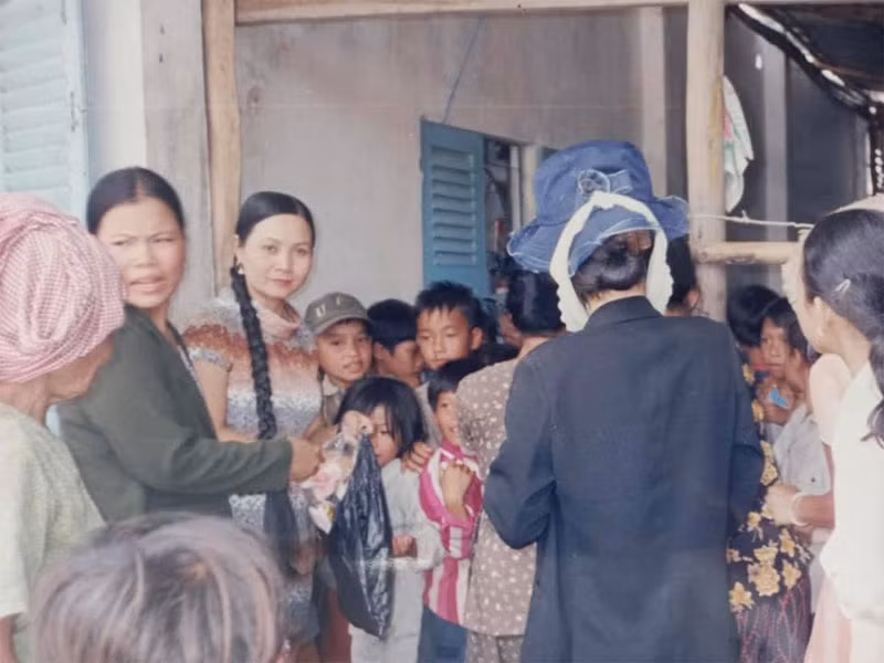 Thủy Tiên từng có tuổi thơ khốn khó vì cha mất sớm, hai mẹ con cô bị họ hàng hai bên xa lánh.