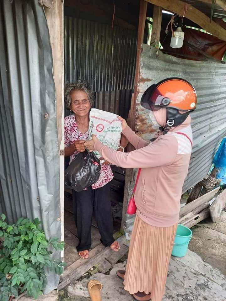 Mới đây trên trang cá nhân, Thủy Tiên chia sẻ hình ảnh mẹ ruột và viết: “… Mẹ ăn chay trường 46 năm nay lại tu hành sống tiết kiệm nên em lo cho mẹ thì không có tốn bao nhiêu cả... Cứ 1-2 ngày là mẹ than giùm người ta rồi bắt em gửi tiền mà nhiều khi cuối tháng nhìn số tiền em cũng choáng váng với mẹ em”.