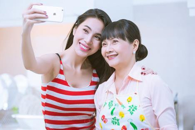 Chan dung me ruot 46 nam an chay truong cua ca si Thuy Tien