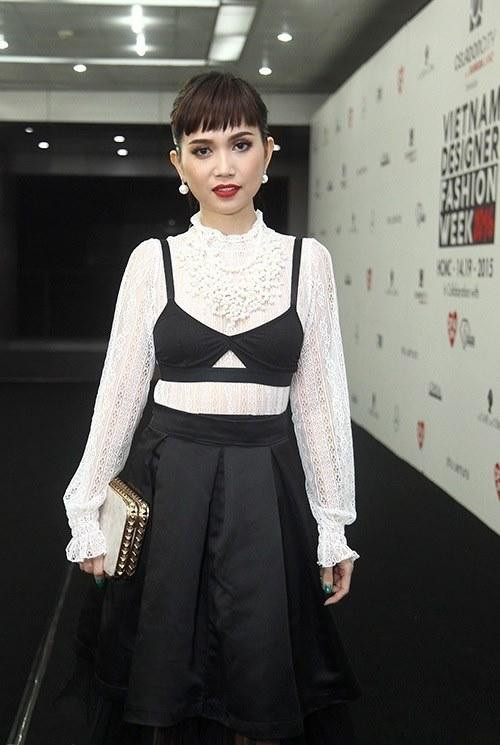 Sĩ Thanh từng gây chú ý khi mặc nội y ra ngoài áo sơ mi trắng khi tham gia sự kiện.