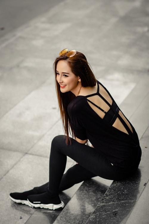 Hoa hậu Mai Phương Thúy cũng từng lăng xê cho mốt hở nội y khi diện chiếc áo cắt xẻ ở phần lưng với nhiều dây áo chằng chịt.