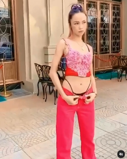 Trong một clip mới đây trên instagram, bạn gái Cường Seven chẳng ngại bung cúc quần khoe nội y bé xíu.