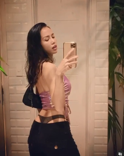 Thời gian gần đây, mỹ nhân Việt này thường xuyên lăng xê cho mốt nội y "lộ thiên".