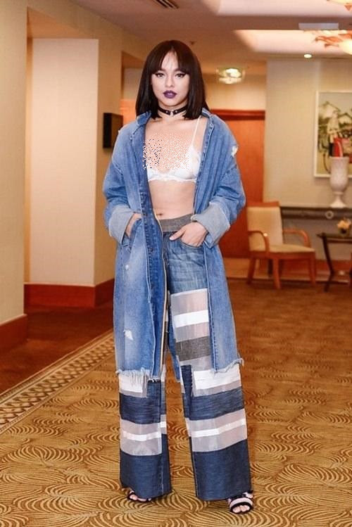 Mai Ngô cũng từng lăng xê mốt diện áo nội y đi sự kiện nhưng lại bị chê mắc lỗi "nặng" vì thân hình kém săn chắc.