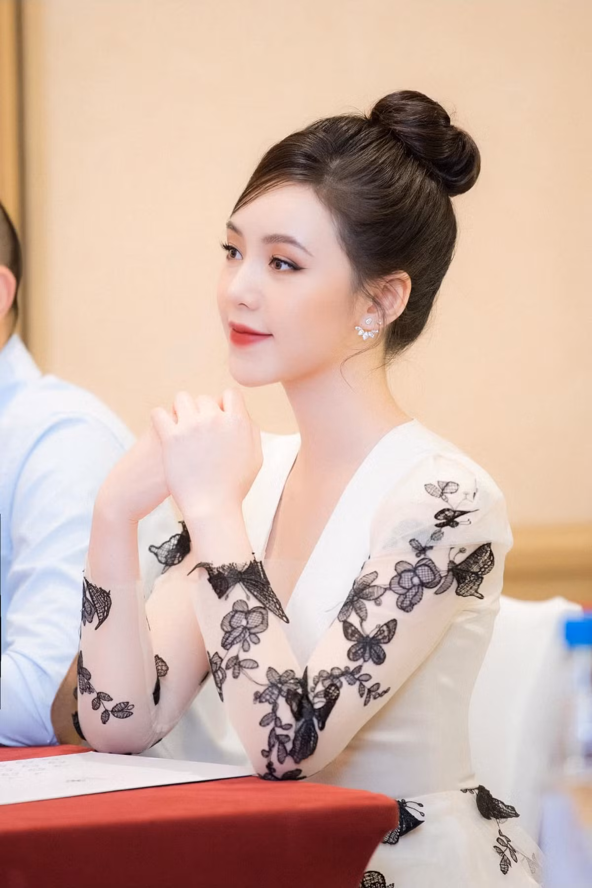 "Tiểu thư nhà họ Cao" trong "Hướng dương ngược nắng" cho thấy cô đang trưởng thành qua từng vai diễn nhờ lối diễn xuất tự nhiên.