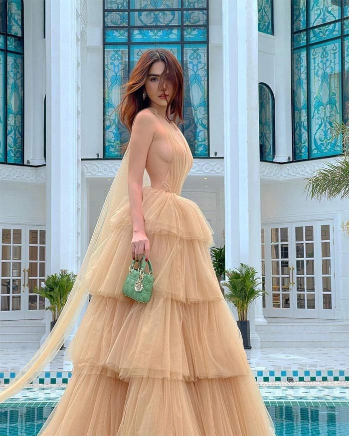 Không cần phải khoe ngực quá nhiều nhưng Ngọc Trinh vẫn sexy bỏng mắt với kiểu mặc váy nhưng nói không với nội y.