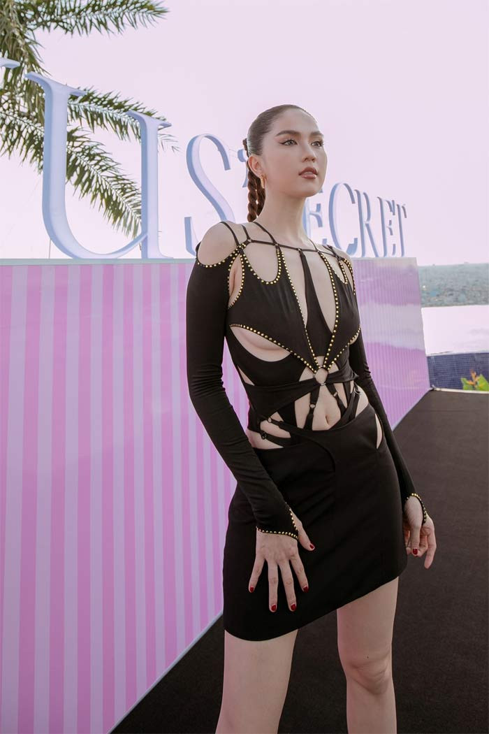 Bộ váy cut-out táo bạo này cũng giúp người mẫu Ngọc Trinh nổi bật hơn trong sự kiện.