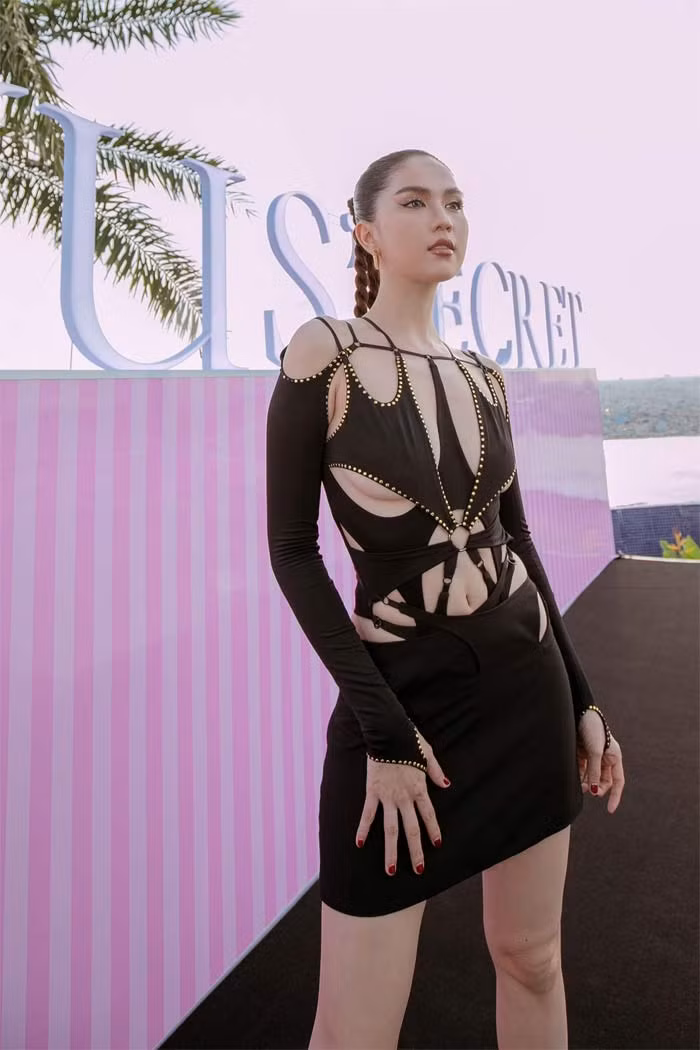 Bộ váy cut-out táo bạo này cũng giúp người mẫu Ngọc Trinh nổi bật hơn trong sự kiện.