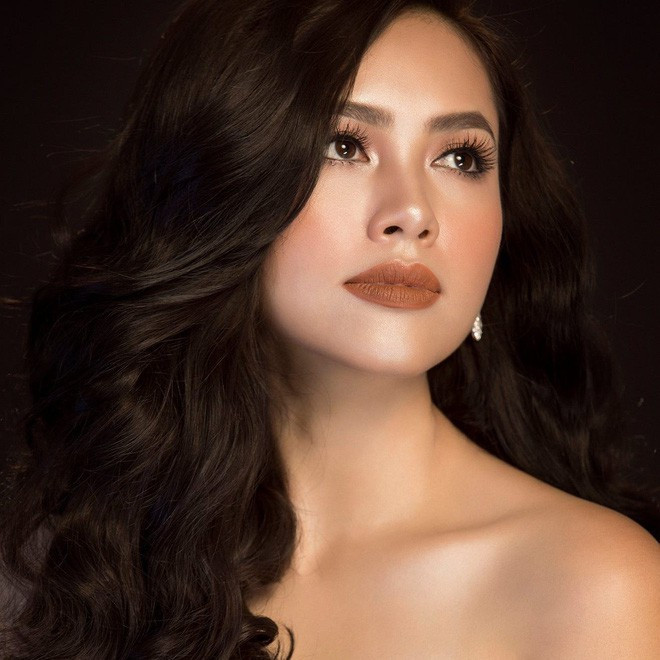 Á hậu 1 Hoa hậu Việt Nam 2010 - Hoàng My bày tỏ sự trân trọng và khâm phục tới người chị đã khuất. Với cô, Hoa hậu Việt Nam 1994 là một vị giám khảo tài sắc, người phụ nữ tri thức, hiểu biết và đầy cá tính.