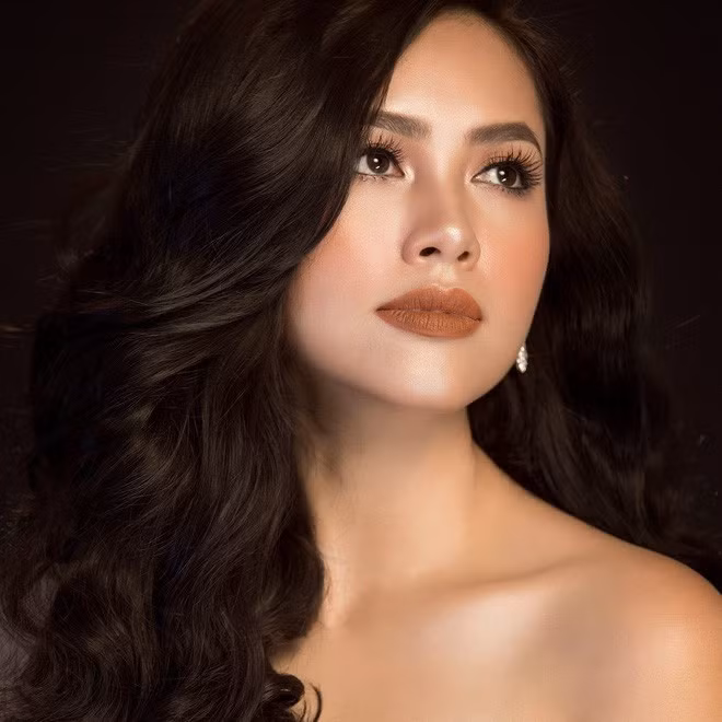 Á hậu 1 Hoa hậu Việt Nam 2010 - Hoàng My bày tỏ sự trân trọng và khâm phục tới người chị đã khuất. Với cô, Hoa hậu Việt Nam 1994 là một vị giám khảo tài sắc, người phụ nữ tri thức, hiểu biết và đầy cá tính.