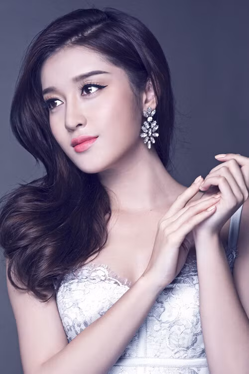 Á hậu Huyền My bày tỏ: "My và đại gia đình Hoa hậu Việt Nam đều cảm thấy vô cùng tiếc thương trước những mất mát này. Hy vọng rằng chúng ta, những người ở lại sẽ sống chậm lại, biết nói lời yêu thương nhau mỗi ngày, để không phải hối tiếc điều gì khi có ai đó rời xa chúng ta”.