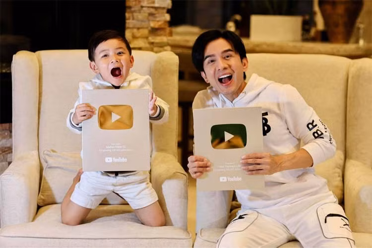 Mặc dù bố mẹ chia tay nhưng do cách cư xử khéo léo của Đan Trường và Thuỷ Tiên nên bé Mathis luôn vui vẻ vì được ba mẹ quan tâm.