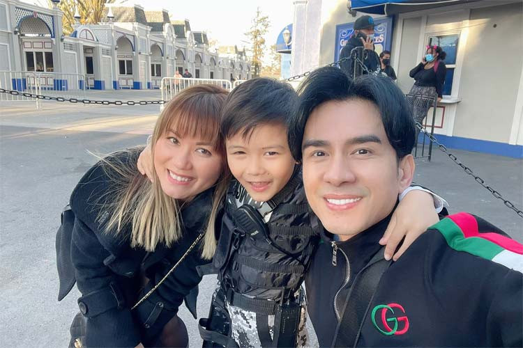 Hình ảnh ba người nhà Đan Trường bên nhau trong những dịp lễ đặc biệt nhận được nhiều lời chúc và khen ngợi của mọi người.