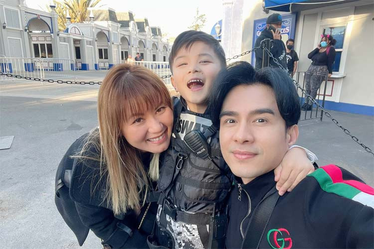 Trước đó, dịp lễ Halloween, Đan Trường và vợ cũ cùng nhau đưa con trai đi chơi rất vui vẻ.