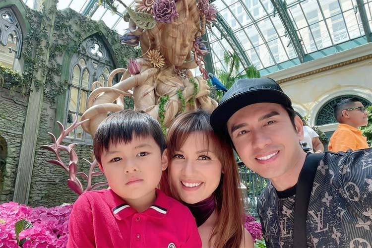 Ngày 29/10, trên trang cá nhân, nam ca sĩ sinh năm 1976 chúc mừng sinh nhật vợ cũ: "Chúc mừng sinh nhật mẹ của Thiên Từ".