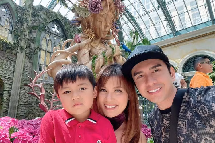 Ngày 29/10, trên trang cá nhân, nam ca sĩ sinh năm 1976 chúc mừng sinh nhật vợ cũ: "Chúc mừng sinh nhật mẹ của Thiên Từ".