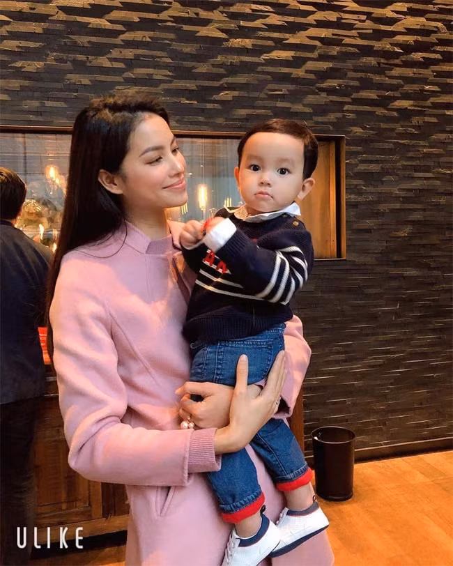 Tháng 9/2018, đại diện của Hoa hậu Phạm Hương cho biết cô sang Mỹ để điều trị bệnh tuyến giáp cũng như chuẩn bị cho dự án mới. (Ảnh: FBNV)