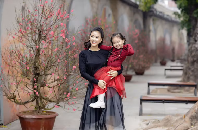 Nữ ca sĩ Maya cũng dính tin đồn mang bầu với đại gia vào giữa năm 2014 và bí mật sang Mỹ với lý do tham gia một số khóa học ngắn để chuẩn bị cho con đường kinh doanh. (Ảnh: FBNV)