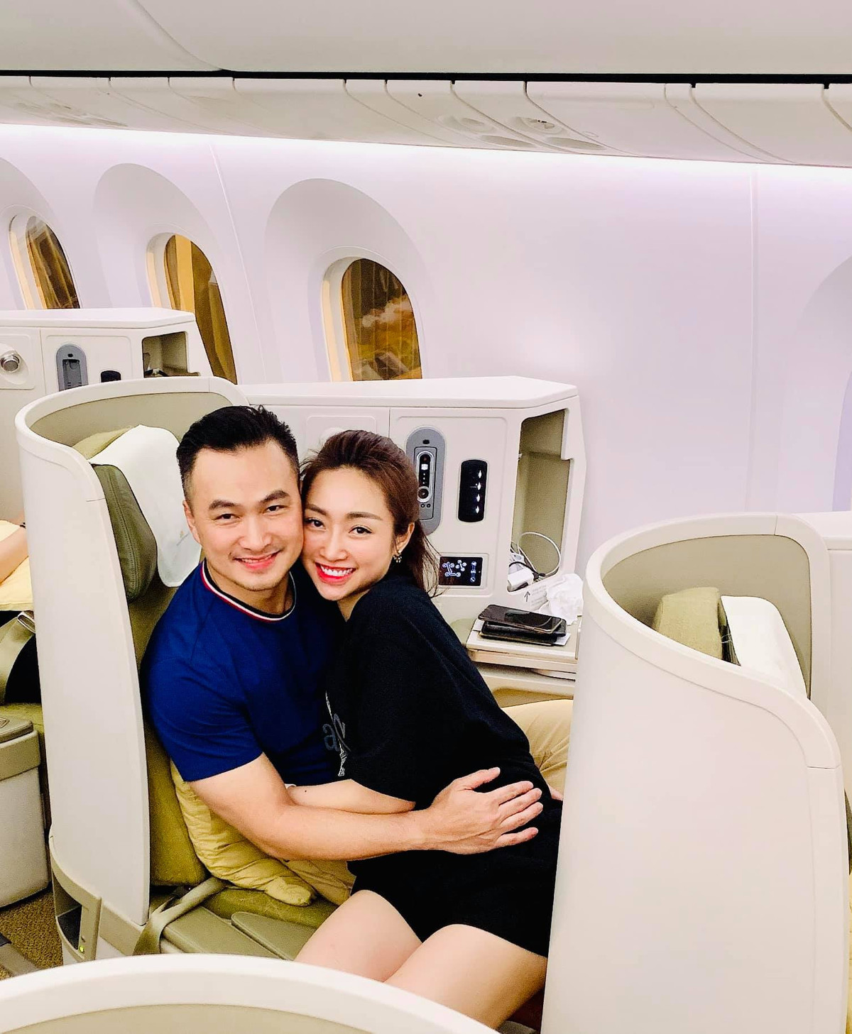 Cặp đôi chẳng ngại trao cho nhau cái nắm tay, ôm chặt cứng nơi đông người.