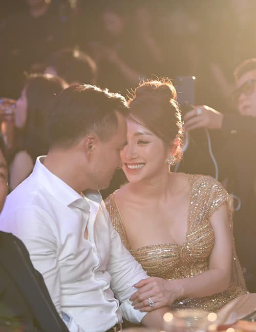 Nam diễn viên "Tình khúc bạch dương" cũng ngày càng phong độ từ khi gắn bó với vợ đẹp.