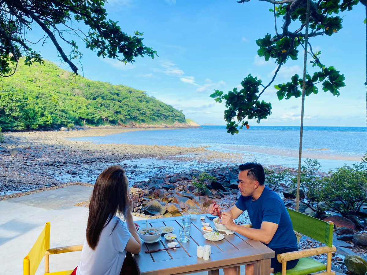  Vợ chồng Chi Bảo - Lý Thùy Chang thường xuyên có những khoảnh khắc "tình bể bình" khiến dân mạng phát ghen.