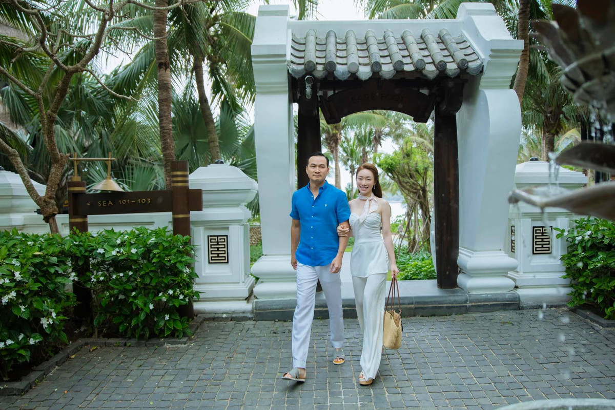 Sau hai lần đò, nam diễn viên sinh năm 1973 đang tận hưởng cuộc sống hạnh phúc viên mãn bên vợ trẻ xinh đẹp.