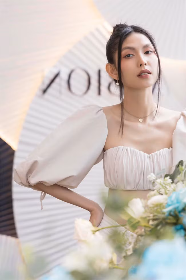 Thân hình mảnh mai cùng khuôn mặt cá tính giúp cô trở thành một trong những gương mặt người mẫu được ưu ái trên các sàn diễn thời trang.