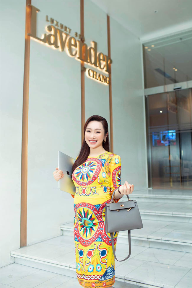 Mặc dù bụng bầu sắp tới ngày sinh nhưng Thuỳ Chang vẫn rất cầu kỳ chọn trang phục mỗi khi ra ngoài.