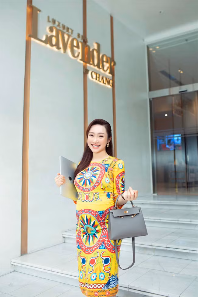 Mặc dù bụng bầu sắp tới ngày sinh nhưng Thuỳ Chang vẫn rất cầu kỳ chọn trang phục mỗi khi ra ngoài.