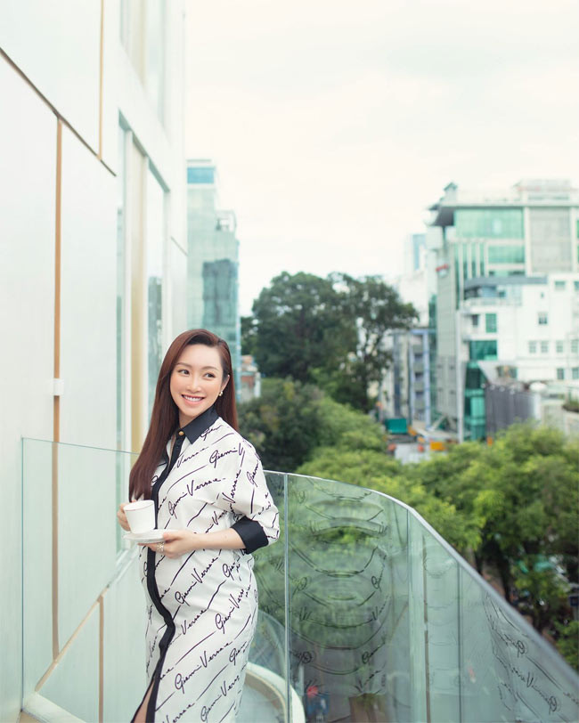 Bà xã kém 16 tuổi của diễn viên Chi Bảo được nhiều người khen ngợi gu ăn mặc kể từ khi mới cưới cho tới khi mang thai.