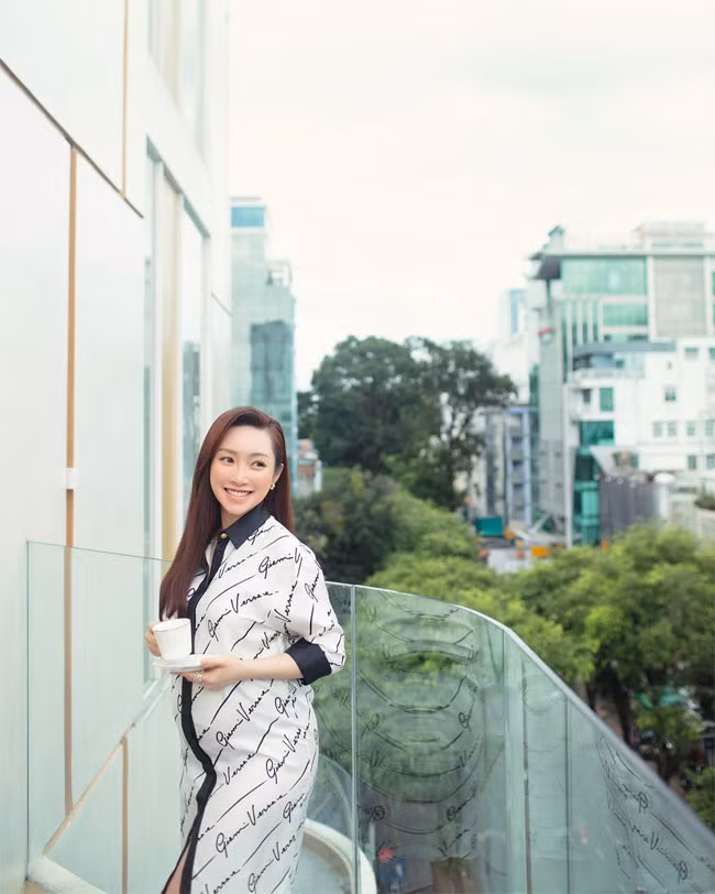 Bà xã kém 16 tuổi của diễn viên Chi Bảo được nhiều người khen ngợi gu ăn mặc kể từ khi mới cưới cho tới khi mang thai.