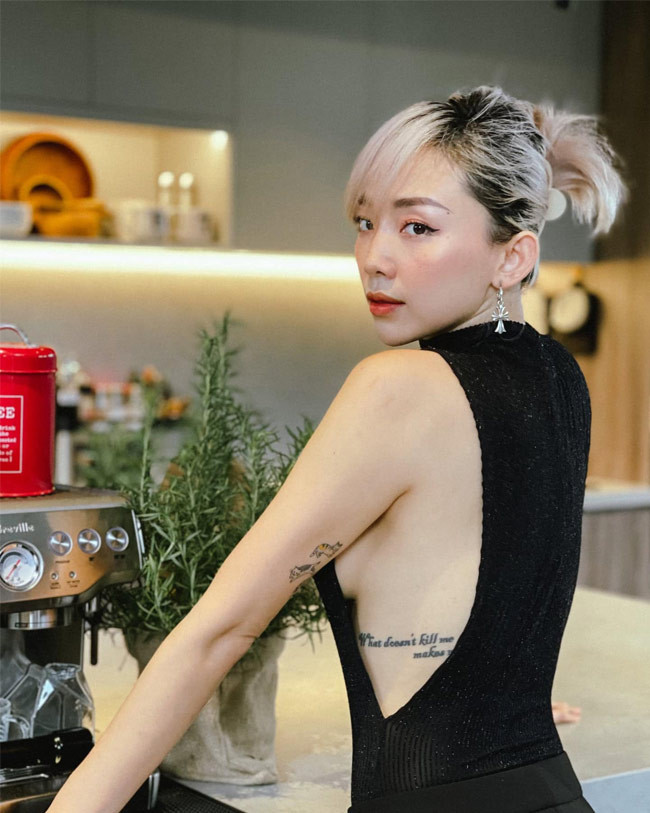 Không hở ngực bằng cách xẻ cổ áo thì Tóc Tiên lại chọn kiểu váy khoét rộng nách táo bạo như thế này.