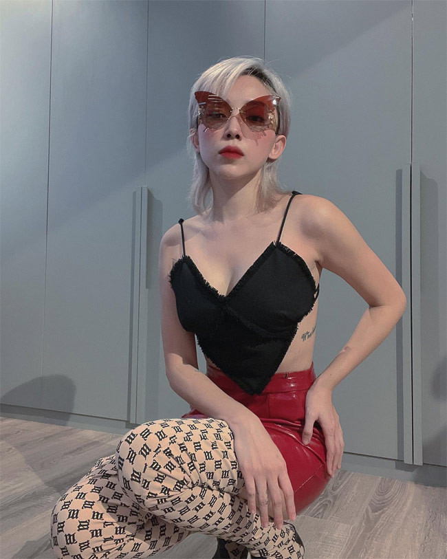 Crop top, áo hai dây dạng yếm cũng là một trong những item yêu thích của nữ ca sĩ.