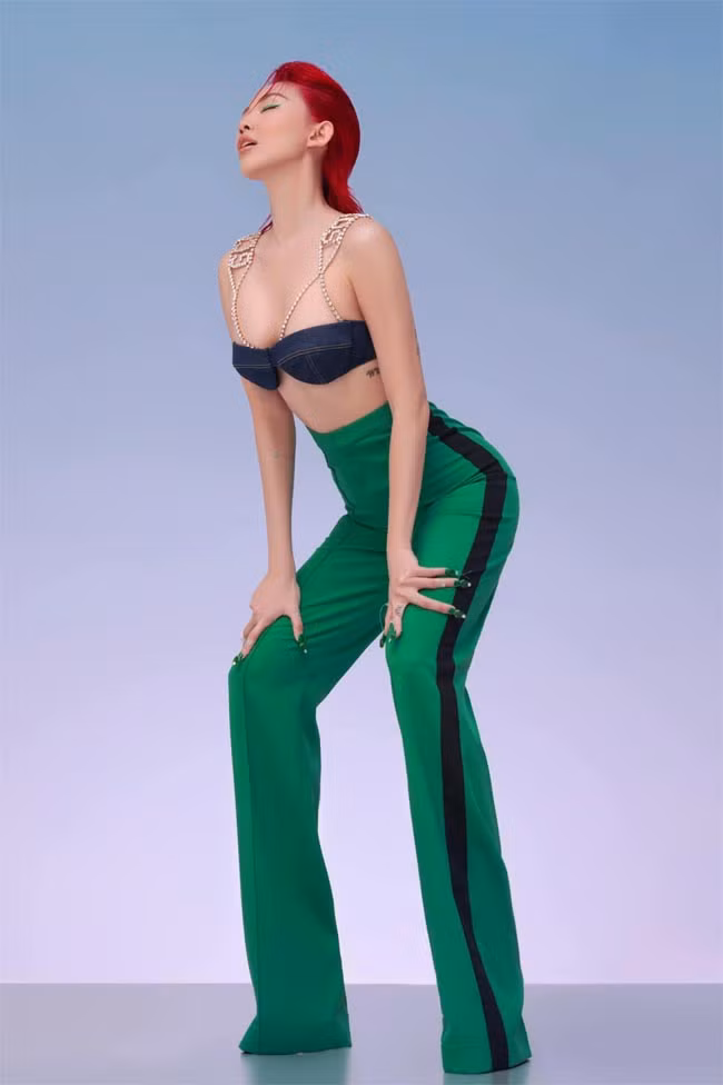 Sở hữu chiều cao 1m70 cùng thân hình ba vòng bốc lửa, ca sĩ Tóc Tiên thường diện những trang phục sexy mà không phải ai cũng dám thử.