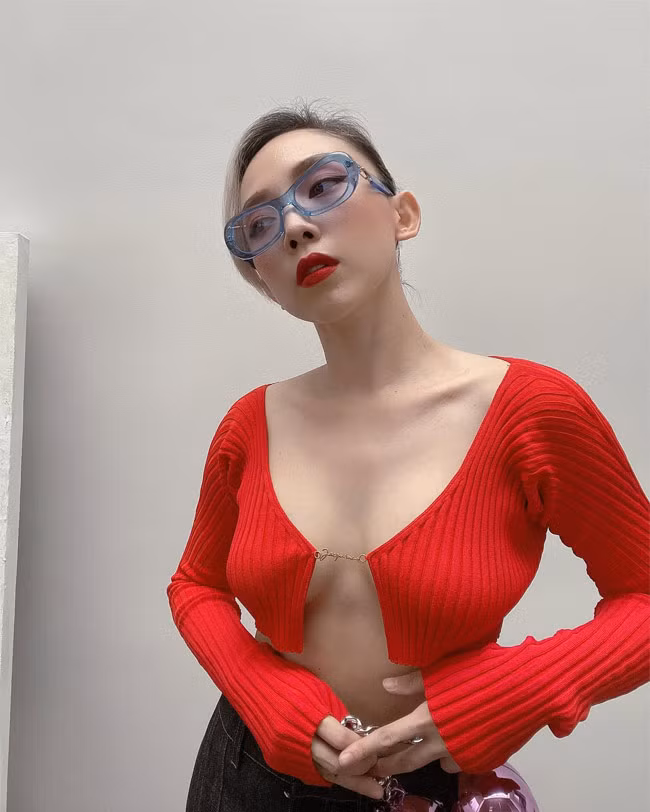 Chiếc áo len mặc dù che chắn không để lộ ngực nhưng kiểu gài cúc hờ hững như thế này thì giọng ca "Vũ điệu cồng chiêng" vẫn khoe được vòng 1 đẹp mắt.