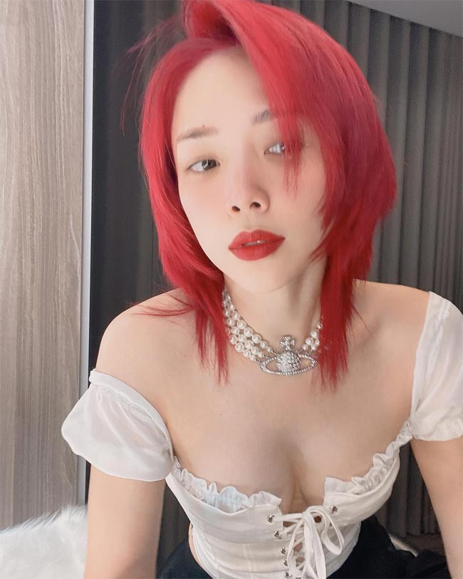 Tóc Tiên thường chọn những trang phục trễ nải khoe được vòng 1 bắt mắt của mình.