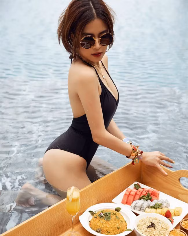 Nữ diễn viên "Mê cung" khoe đường cong bên bể bơi.