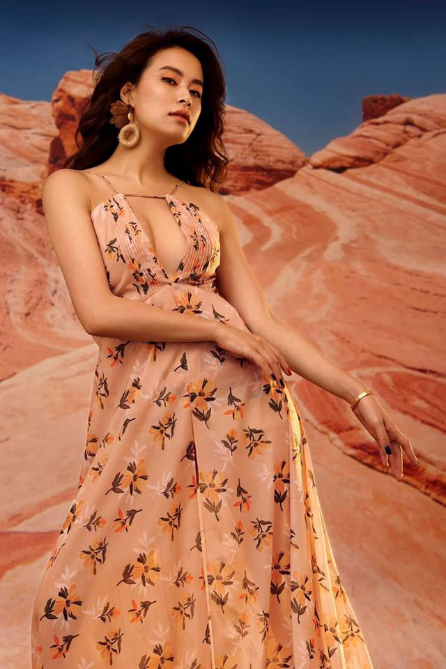 Giọng ca “Để Mị nói cho mà nghe” luôn biết cách gây chú ý bằng những trang phục như thế này.