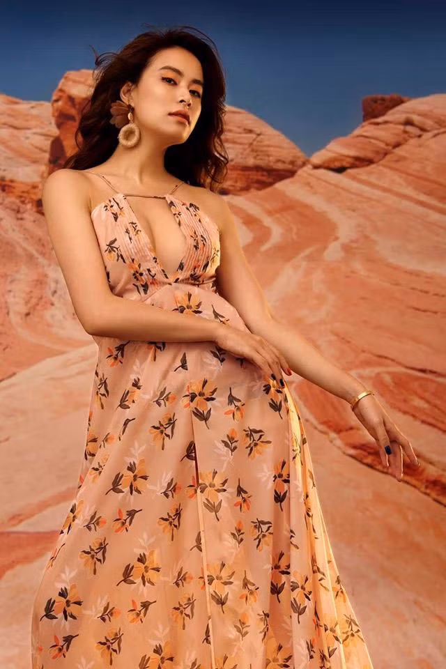 Giọng ca “Để Mị nói cho mà nghe” luôn biết cách gây chú ý bằng những trang phục như thế này.