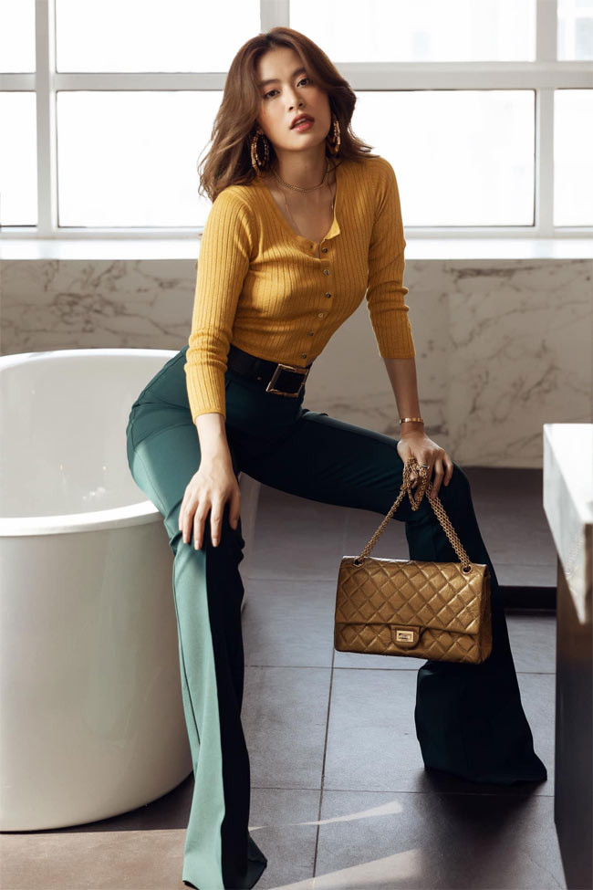 Bộ trang phục kín đáo được nữ ca sĩ gây "hiệu ứng" bằng tuyệt chiêu không nội y.