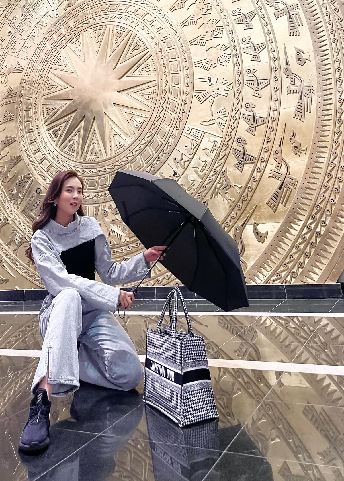 Mỹ nhân thuộc thế hệ hot girl đời đầu chăm dùng đồ hiệu.