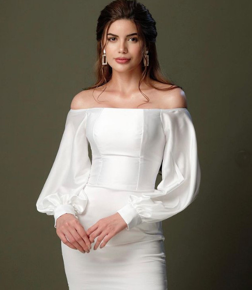 Người đẹp 24 tuổi rất nổi tiếng tại Philippines nhờ vẻ đẹp và từ lâu bị đồn có quan hệ tình cảm với nghị sĩ Esmael "Toto" Mangudadatu, 53 tuổi, dù ông này đã có 4 vợ.