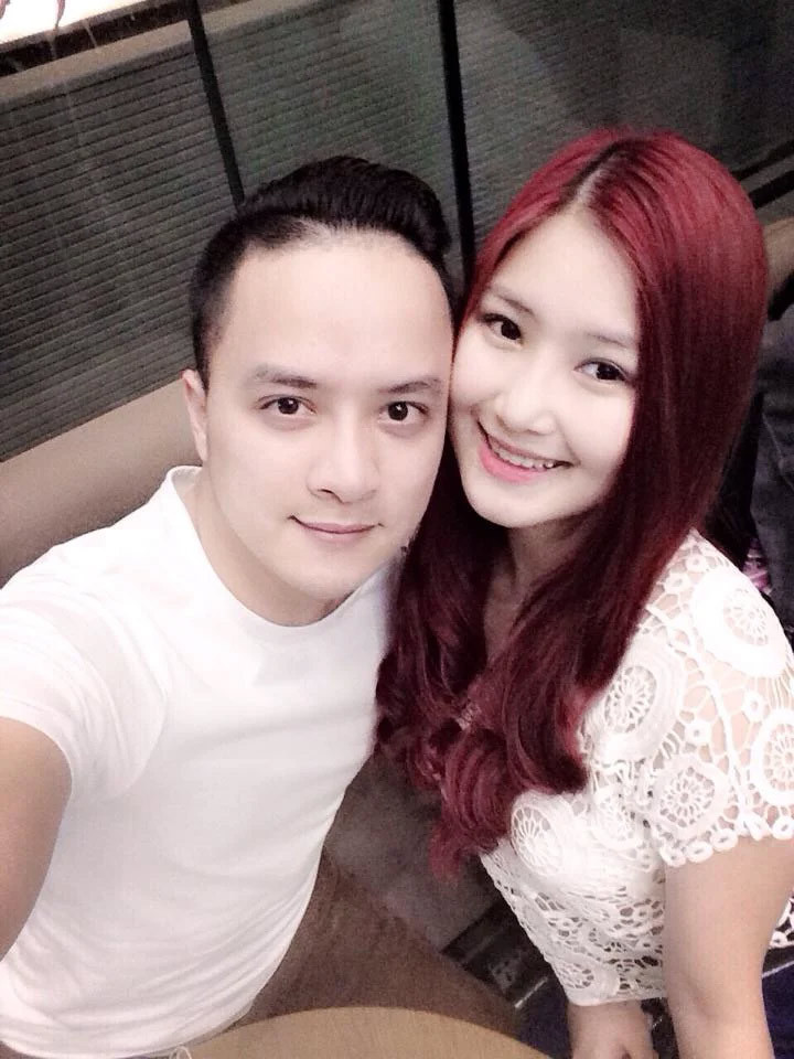 Năm 2014, Cao Thái Sơn lại khiến nhiều người bán tín bán nghi khi anh tung ảnh ở chung phòng khách sạn với nữ ca sĩ Hương Tràm. (Ảnh: tinmoi.vn)