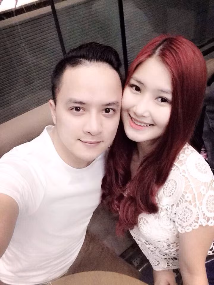 Năm 2014, Cao Thái Sơn lại khiến nhiều người bán tín bán nghi khi anh tung ảnh ở chung phòng khách sạn với nữ ca sĩ Hương Tràm. (Ảnh: tinmoi.vn)