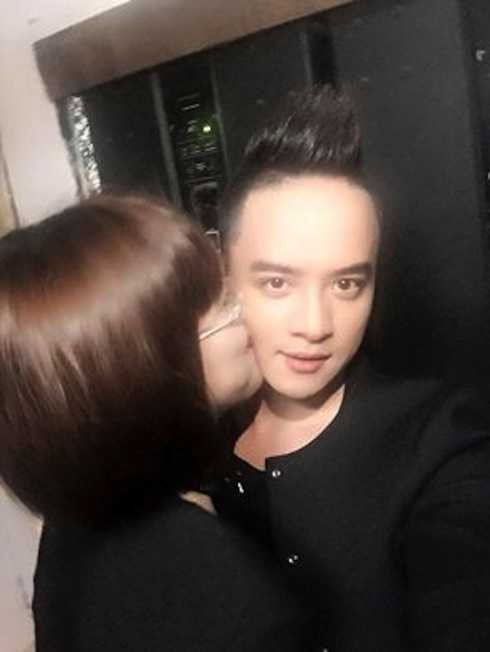 Năm 2016, Cao Thái Sơn dính nghi vấn cưới vợ khi đăng ảnh cầu hôn với một cô gái và xưng hô vợ chồng với nhau. Nam ca sĩ từng chia sẻ anh và người vợ tin đồn yêu nhau được hơn 2 năm. Cô sống ở Hà Nội, thuộc thế hệ 9x và không làm trong ngành giải trí. (Ảnh: NLĐ)